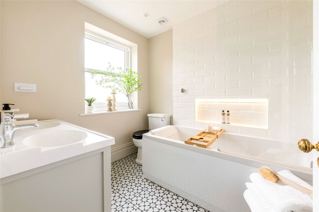 4 bed detached house for saleCockshot Road, Reigate, Surrey RH2 photo 5