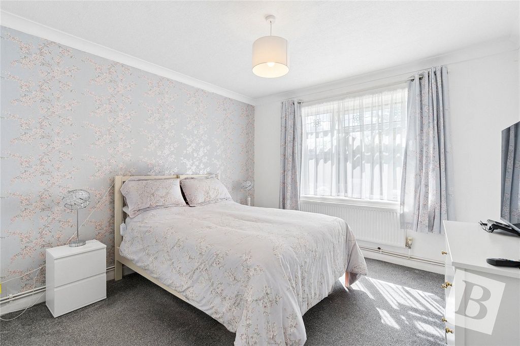 2 bed flat for saleStirling Close, Rainham RM13 photo 3