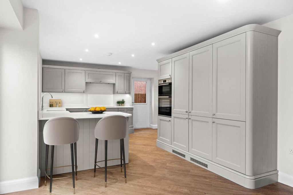 4 bed detached house for salePumphouse Lane, Webheath B97 photo 5
