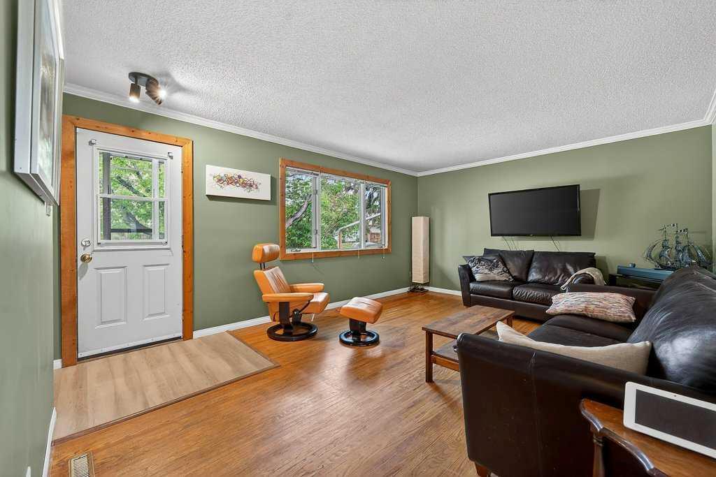 1632 Robson Crescent SE, Calgary, AB, T2A 1Y7 photo 2