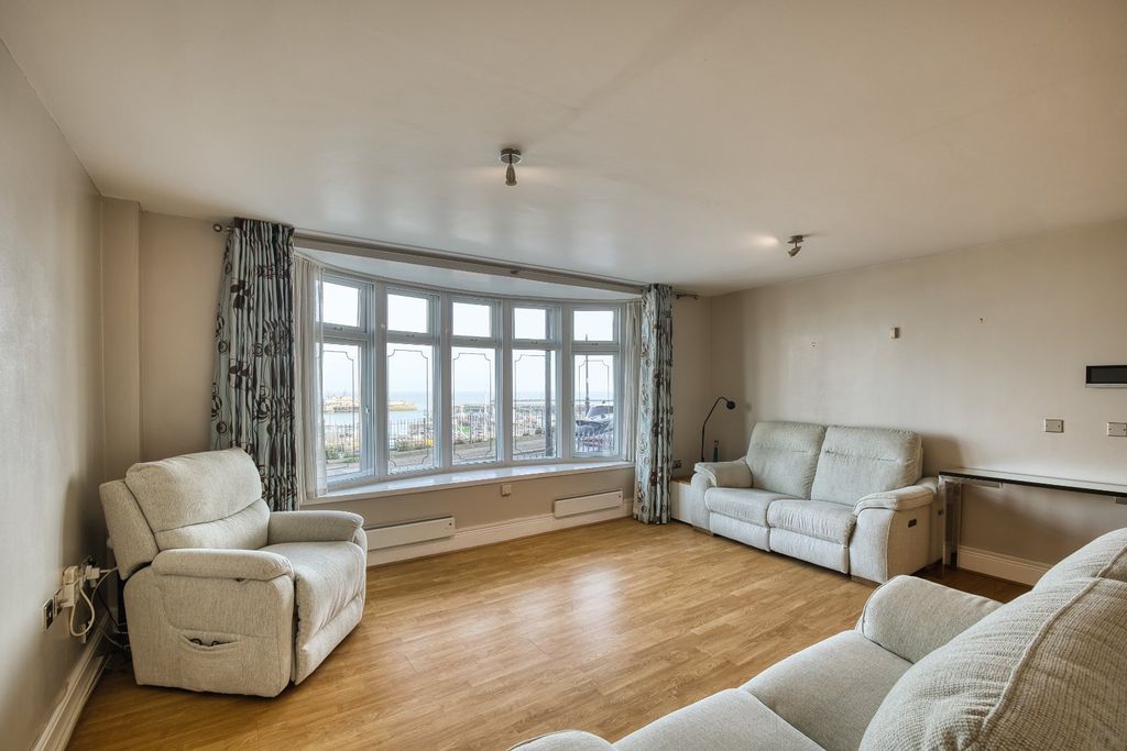 3 bed flat for saleSion Hill, Ramsgate, Kent CT11 photo 5