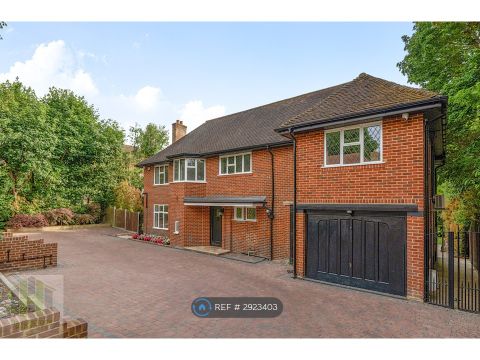 Parkway, Romford RM2