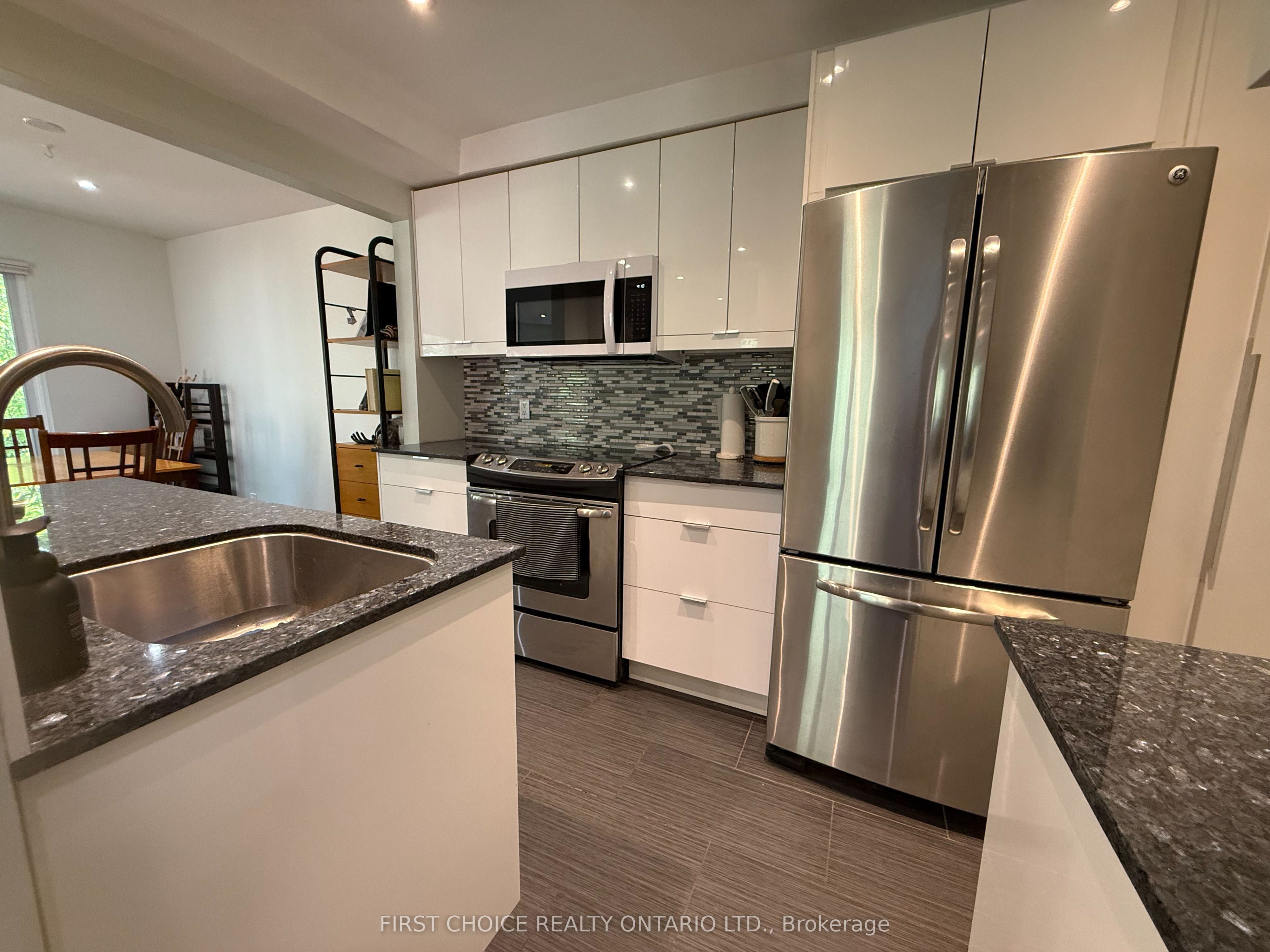 C-130 Greenfield Avenue, Ottawa, ON, K1S 5L2 photo 3
