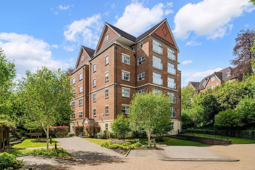 3 bed flat for saleValley Court, Reigate RH2