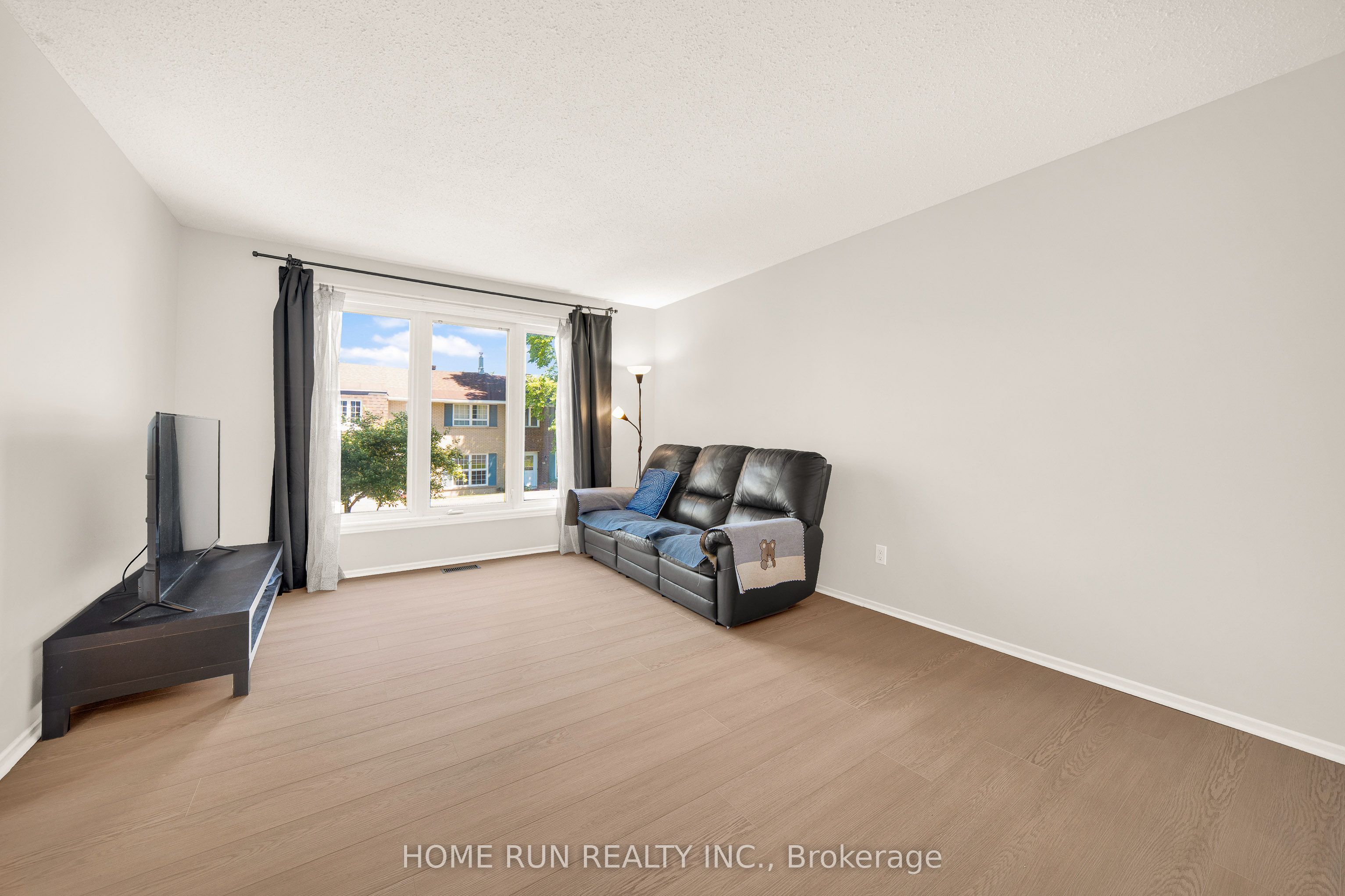 Additional image 4 of 4-2111 Montreal Road, Ottawa, ON, K1J 8M8