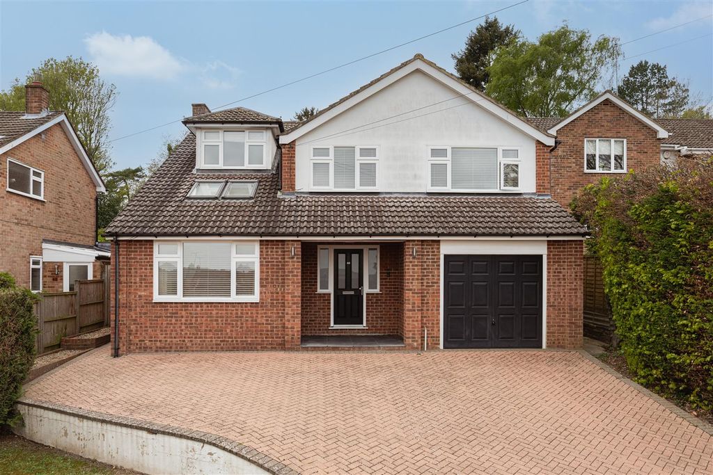 4 bed detached house for saleCarlton Green, Redhill RH1