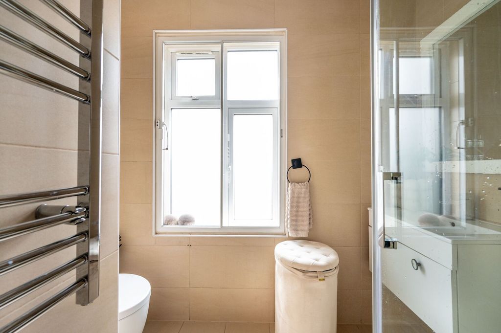 2 bed maisonette for saleThe Broadway, Highams Park, London E4 photo 3
