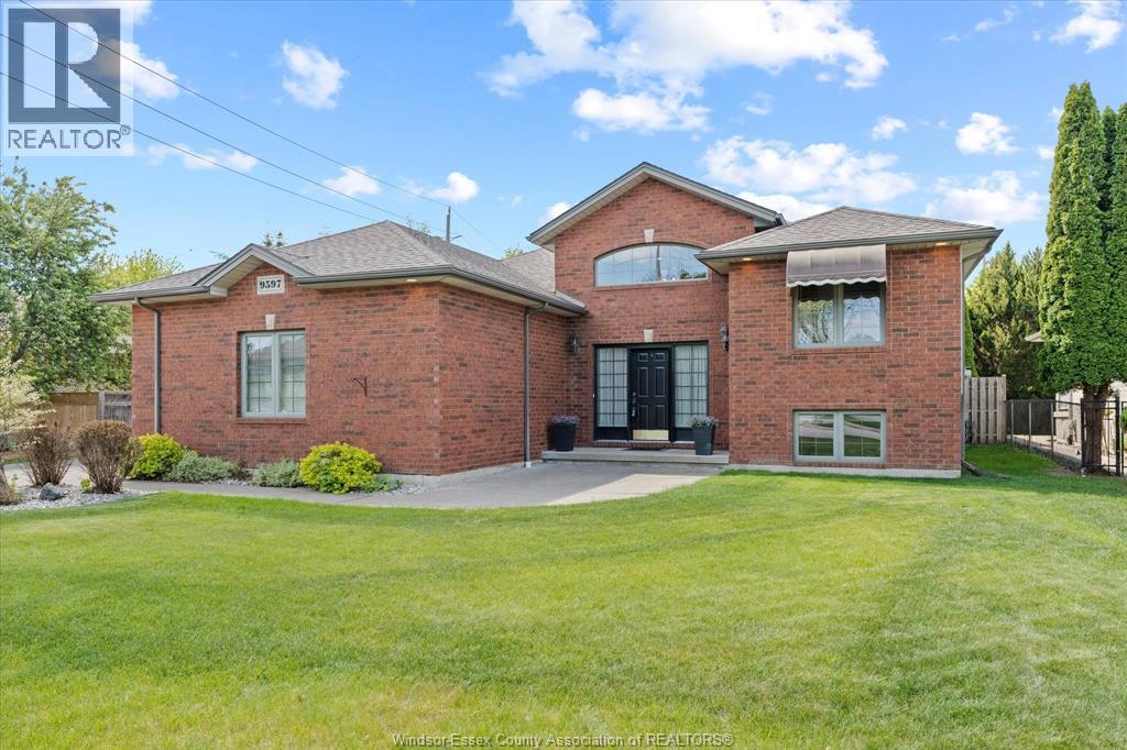 9597 Manitou , Windsor, ON, N8P1H8