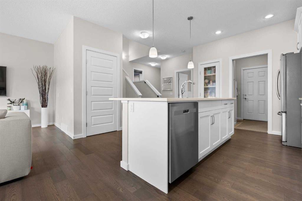 567 Evansborough Way NW, Calgary, AB, T3P0M7 photo 4