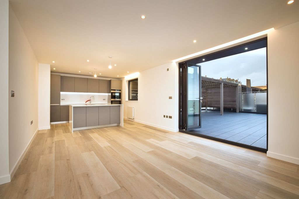 2 bed flat for saleBeach Drive, Ramsgate, Kent CT11 photo 2