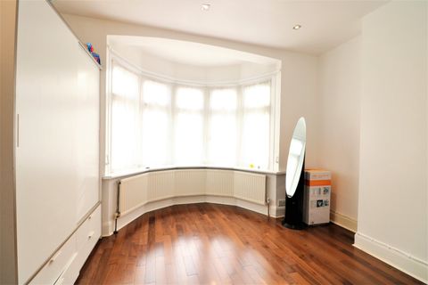 Campbell Avenue, Ilford IG6, Room to rent