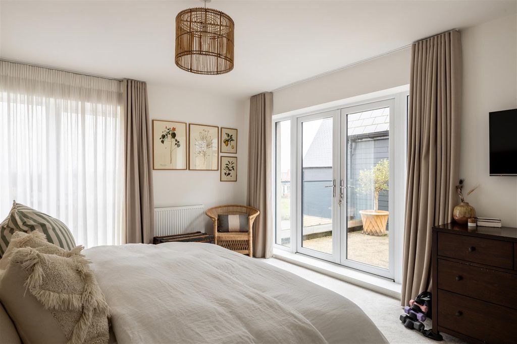 Additional image 16 of 4 bed link detached house for saleHawthorn Way, Redhill RH1