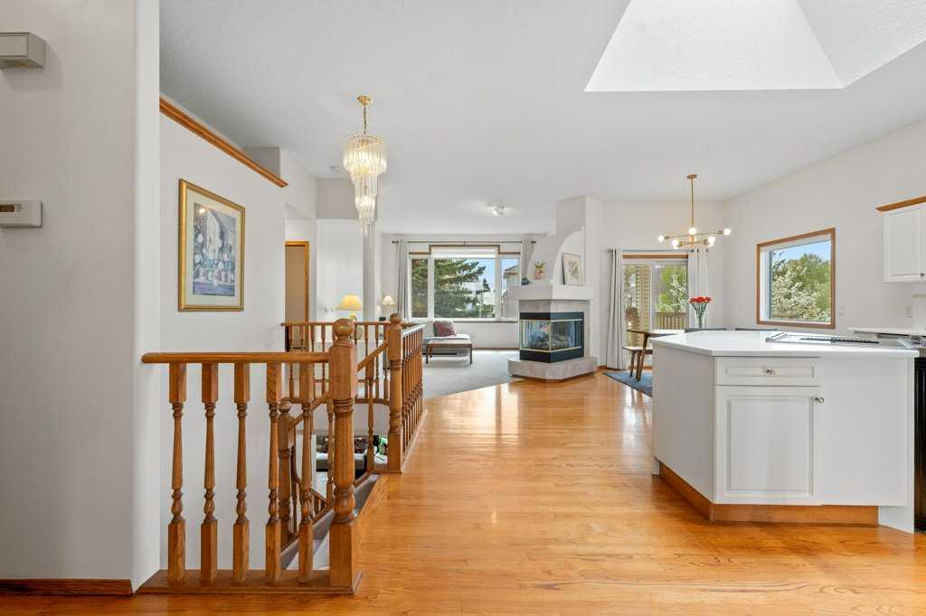 125 Woodpark Close SW, Calgary, AB, T2W 6H1 photo 2
