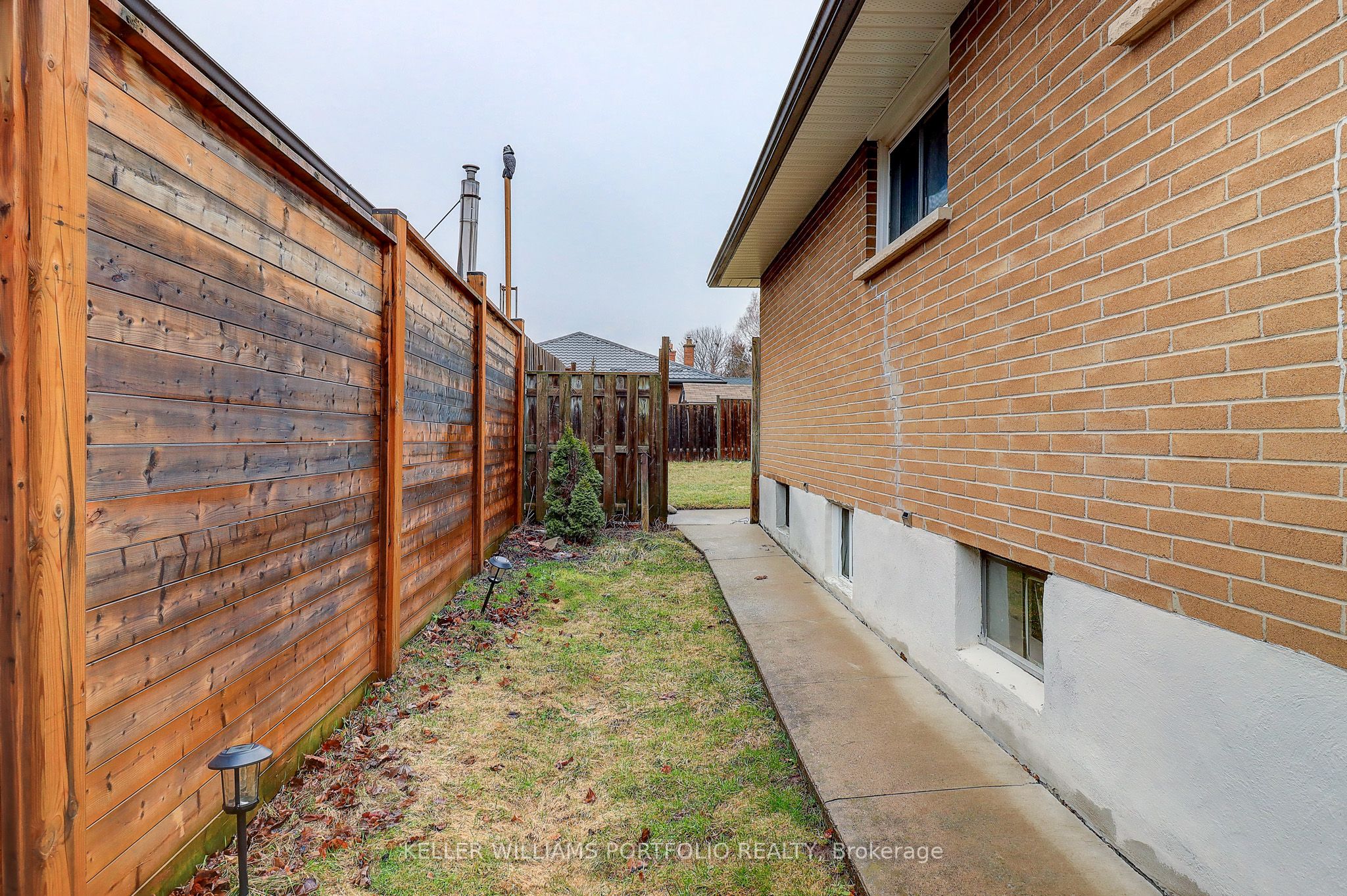 Lower Unit-962 Willowdale Avenue, Oshawa, ON, L1H 1W4 photo 2