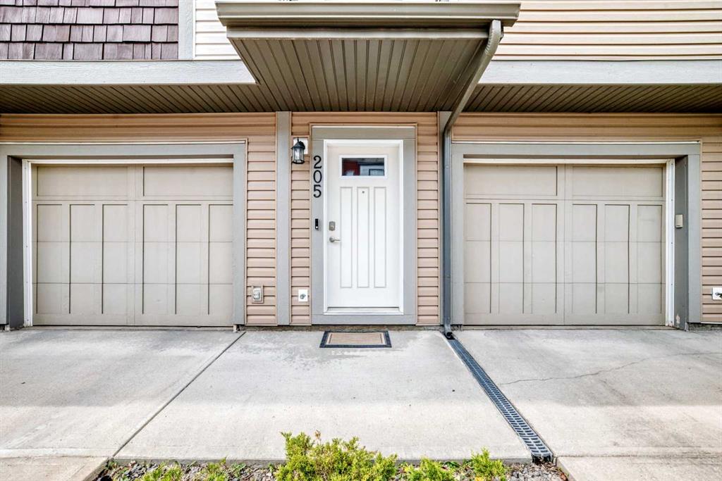 205 Copperpond Row SE, Calgary, AB, T2Z 1H3 photo 2