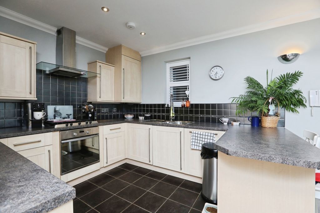 2 bed flat for saleBroadway, Sheerness, Kent ME12 photo 2