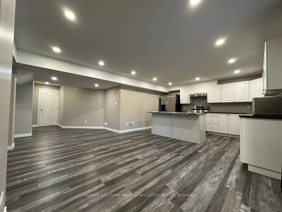 33 Camelot Square, Barrie, ON, L4M 0C3 photo 2