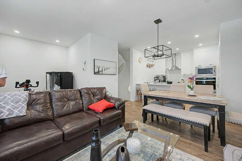 140 Sovereign Common SW, Calgary, AB, T3C 1K2 photo 5