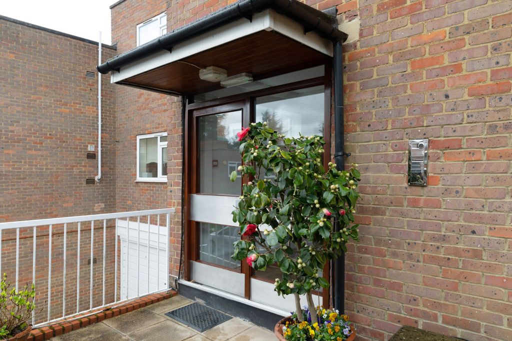 Additional image 7 of 3 bed flat for saleDarnhills, Radlett, Hertfordshire WD7