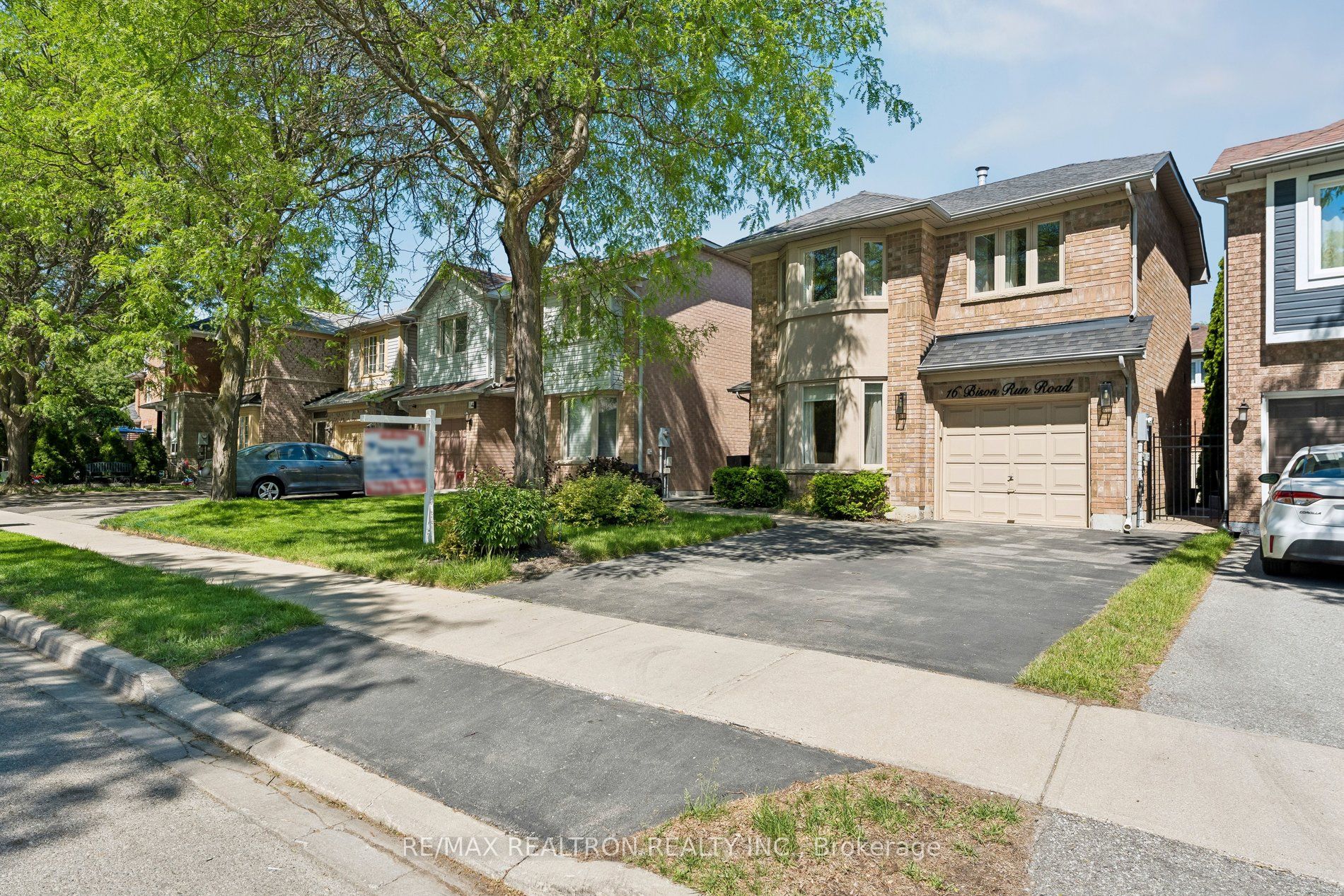 16 Bison Run Road, Brampton, ON, L6R 1S2 photo 2