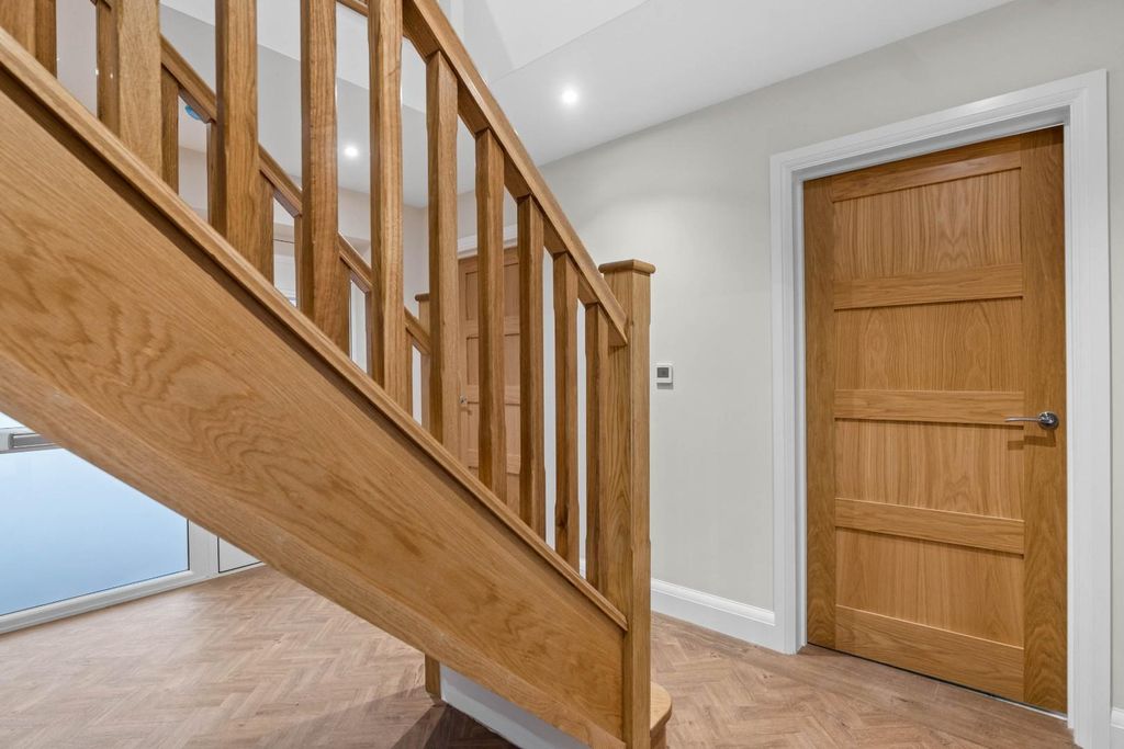 4 bed detached house for salePumphouse Lane, Webheath B97 photo 2