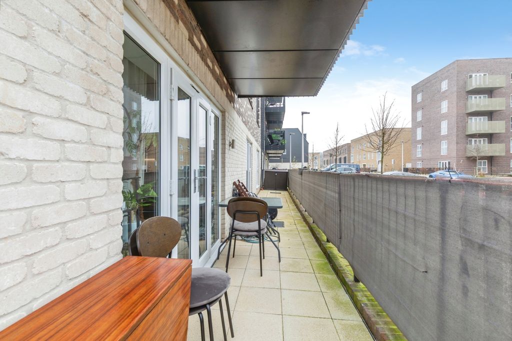 Additional image 13 of 2 bed flat for sale1 Glenway Road, Rochester ME1