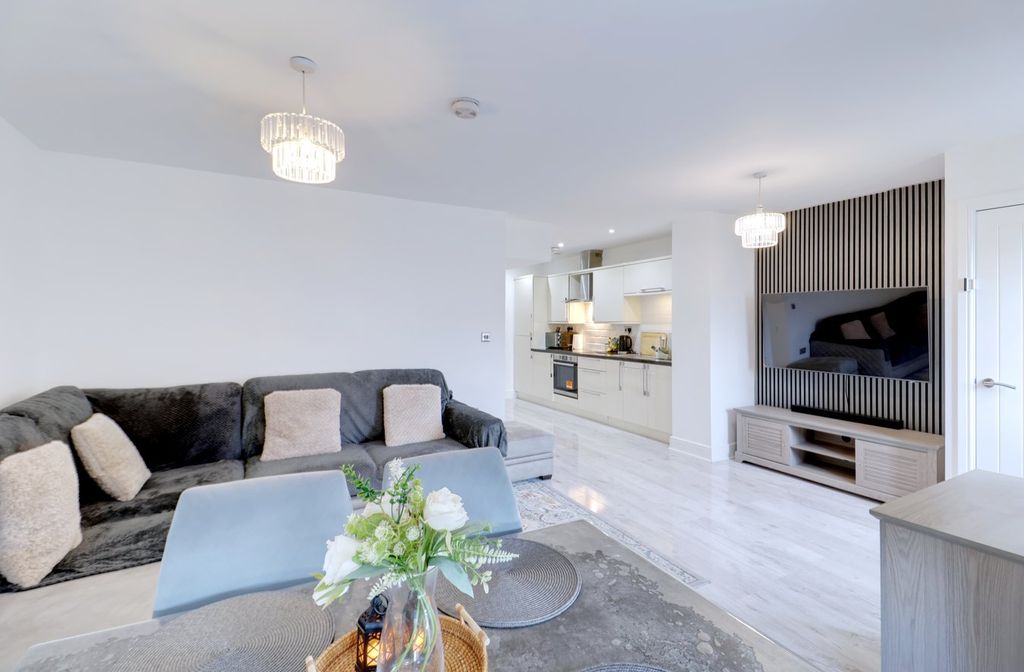 2 bed flat for saleCherry Tree Lane, Rainham RM13 photo 2