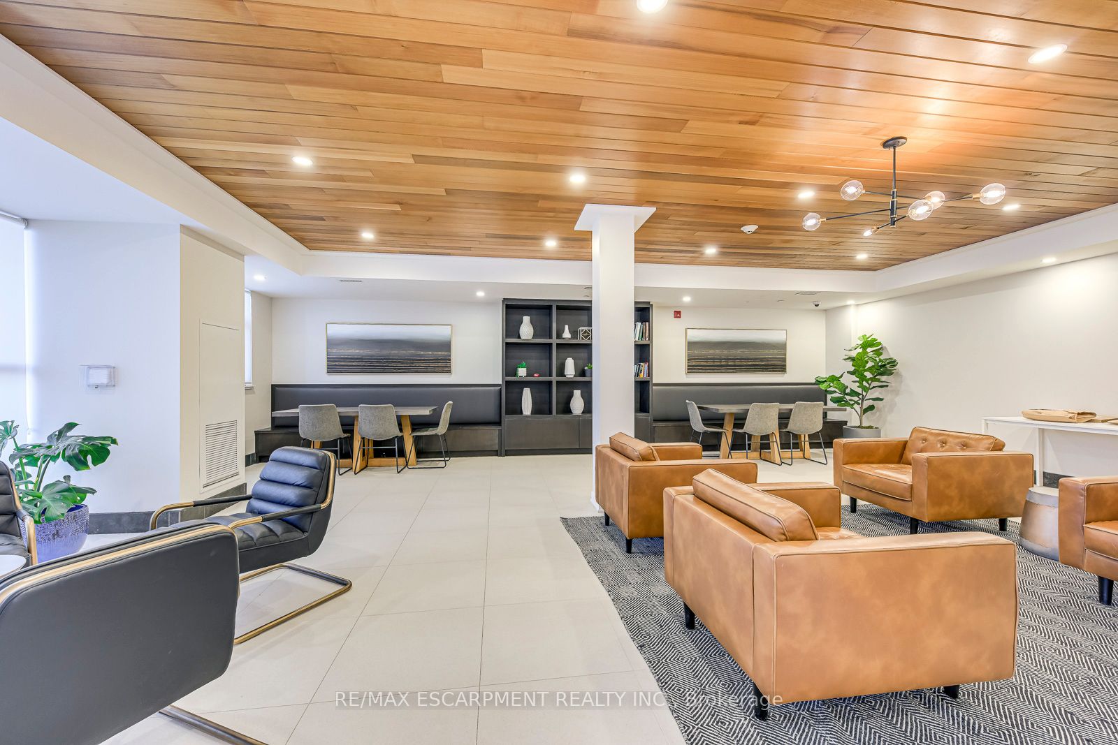 303-320 Plains Road E, Burlington, ON, L7T 0C1 photo 5