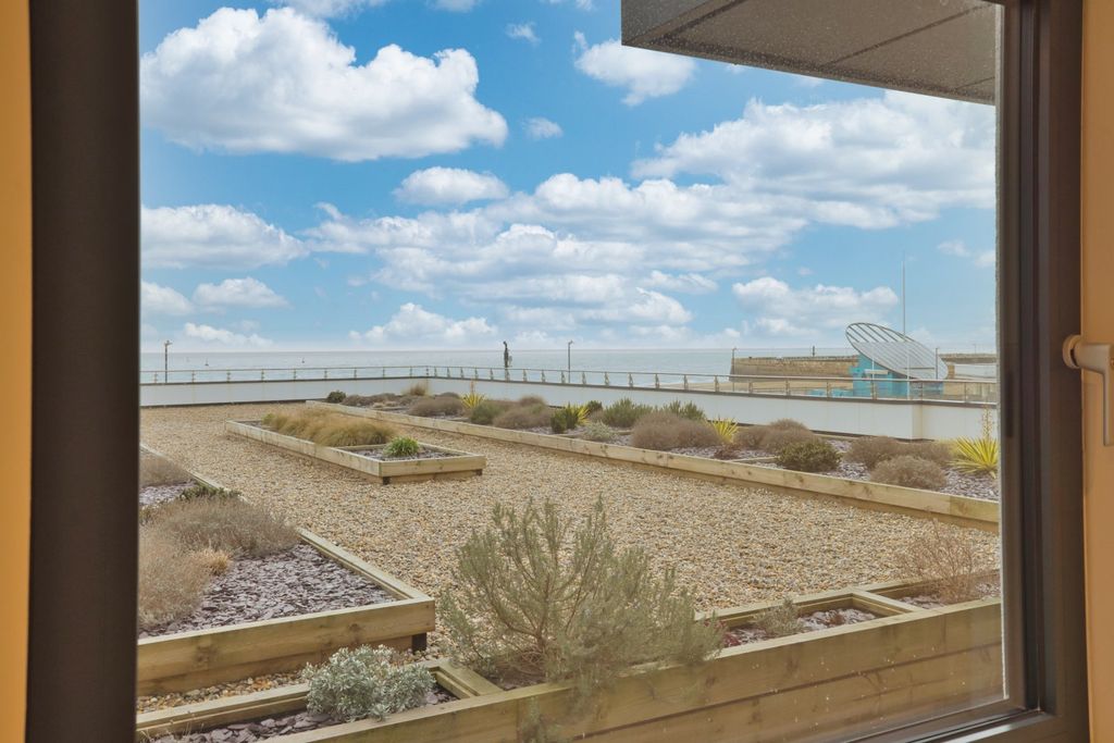 2 bed flat for saleBeach Drive, Ramsgate CT11 photo 3