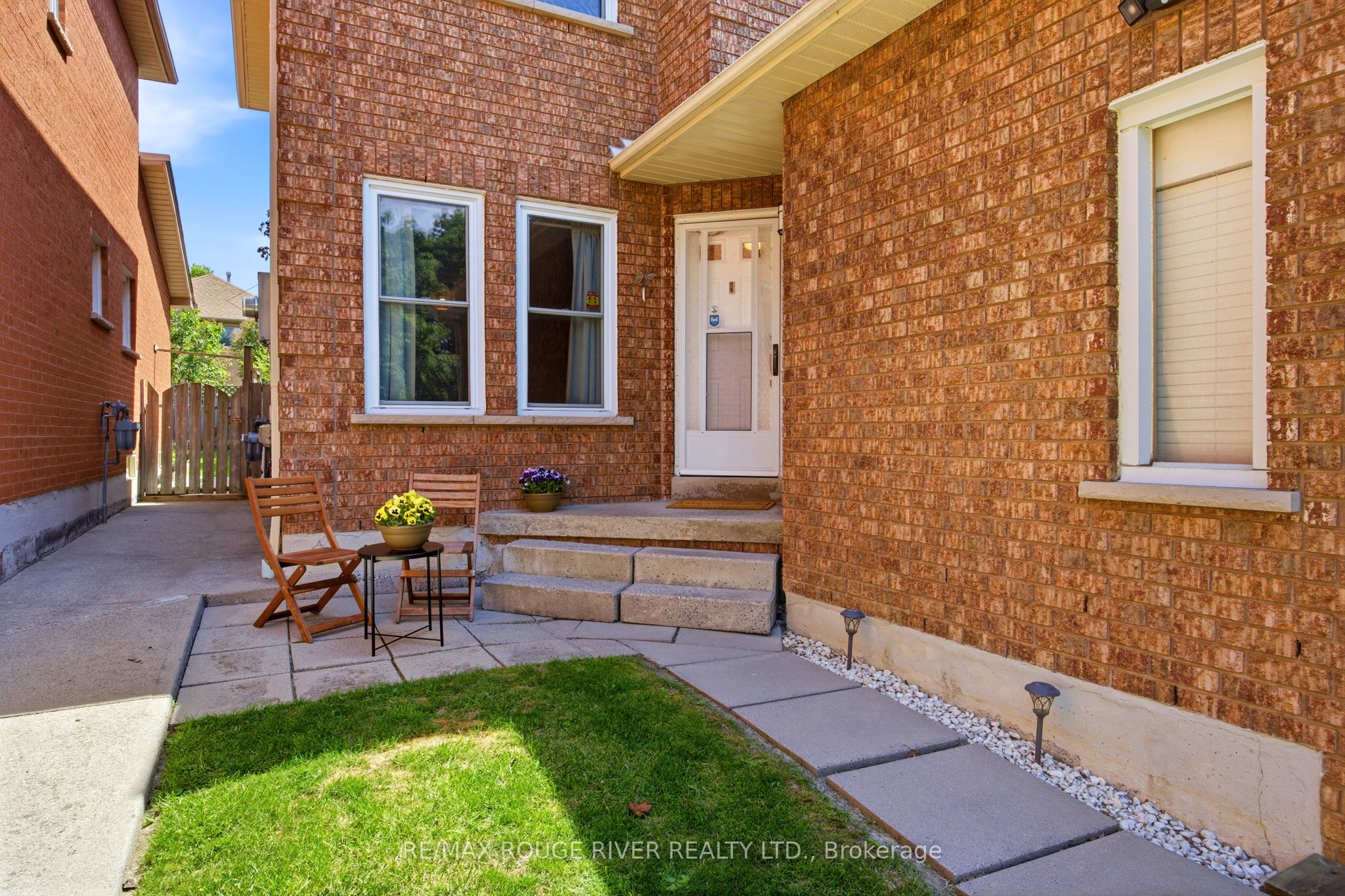 25 Cobblestone Drive, Whitby, ON, L1R 2A4 photo 3