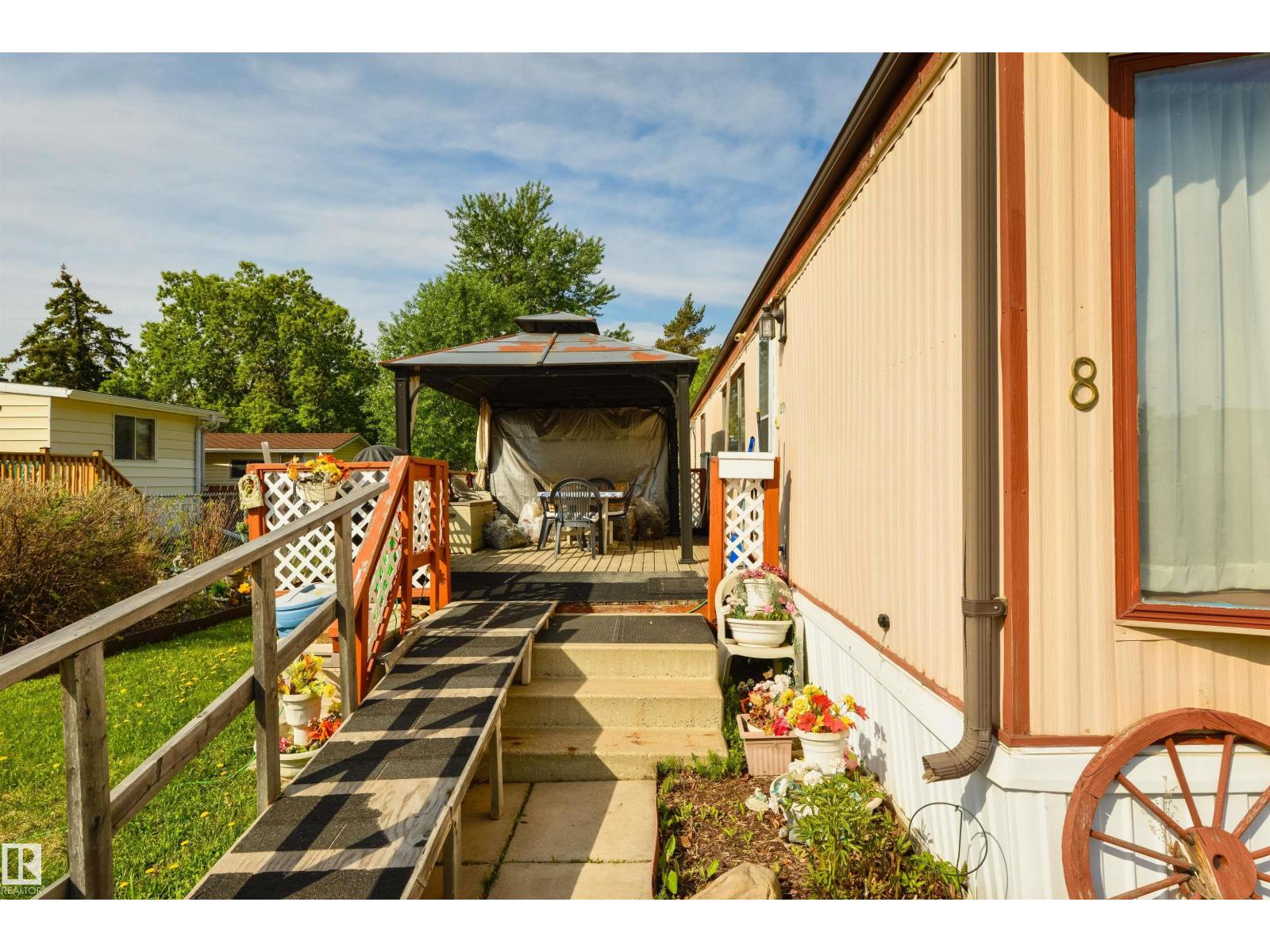 8 Keyhole Crescent NW, Edmonton, AB, T6P1B7 photo 3