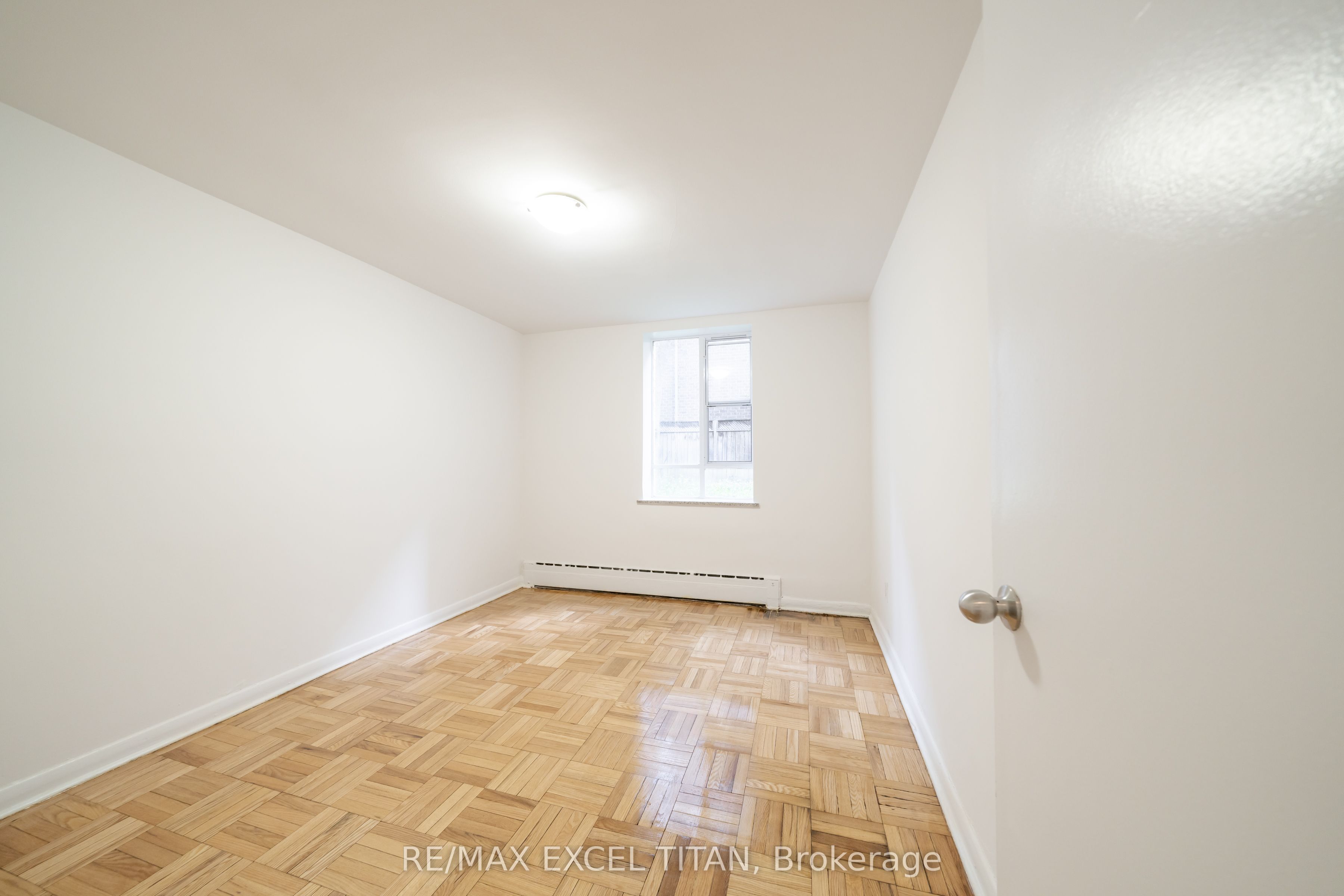 M8-77 Erskine Avenue, Toronto, ON, M4P 1Y5 photo 2