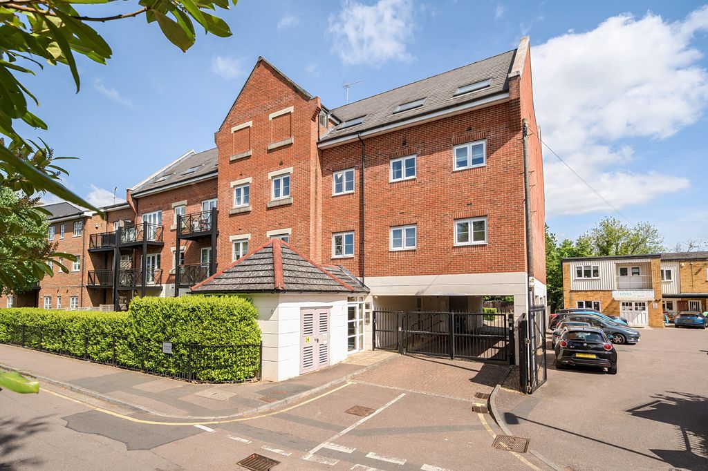 2 bed flat for saleWharf Lane, Rickmansworth WD3
