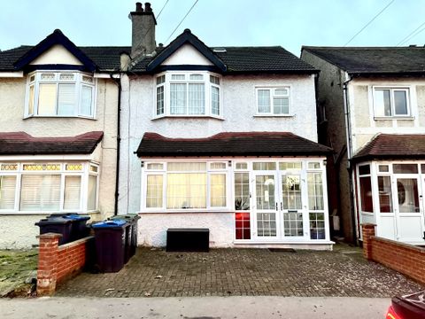 Wharfedale Gardens, Thornton Heath CR7