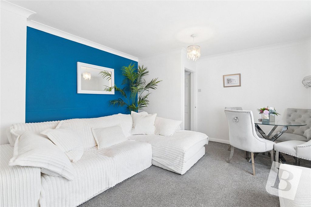 2 bed flat for saleStirling Close, Rainham RM13 photo 2