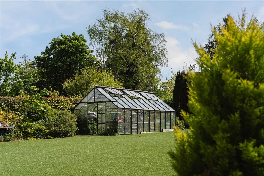 Additional image 19 of 5 bed detached bungalow for saleLodge Lane, Redhill RH1