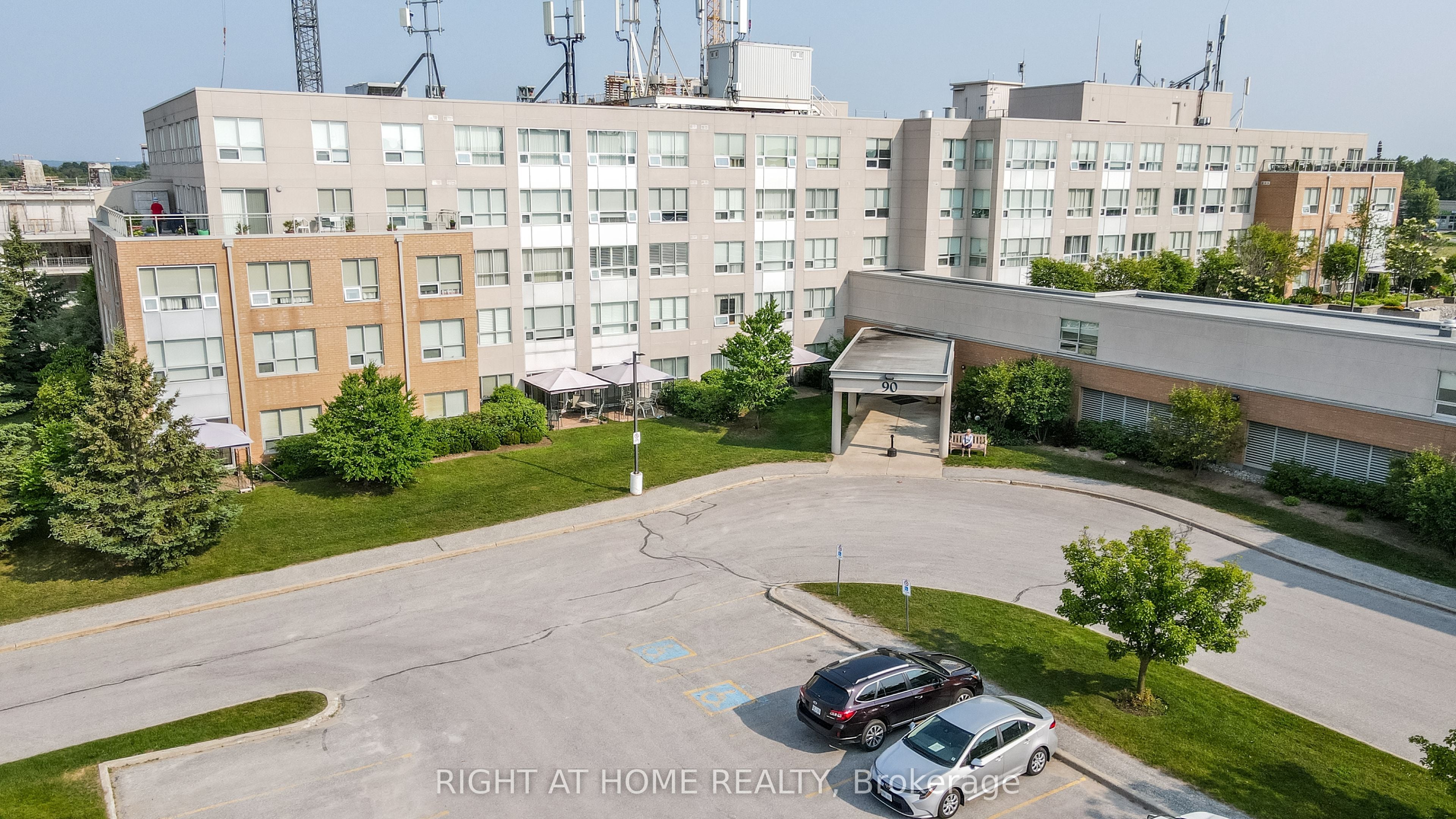 310-90 Dean Avenue, Barrie, ON, L4N 0M3