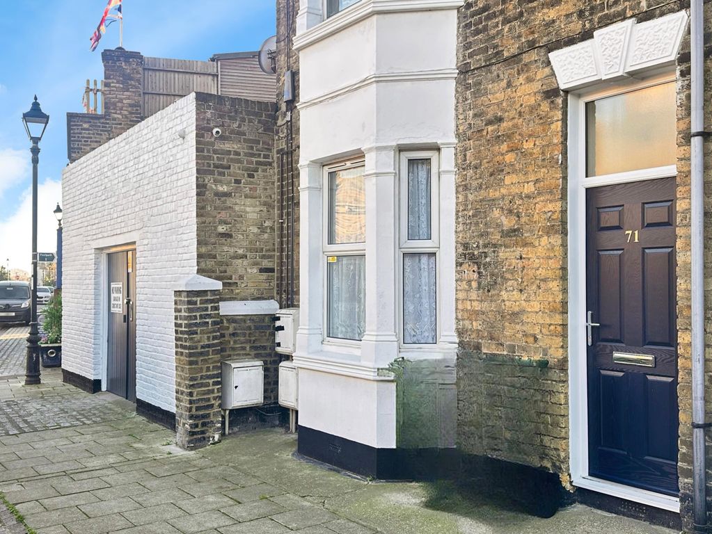 1 bed flat for saleHigh Street, Sheerness ME12