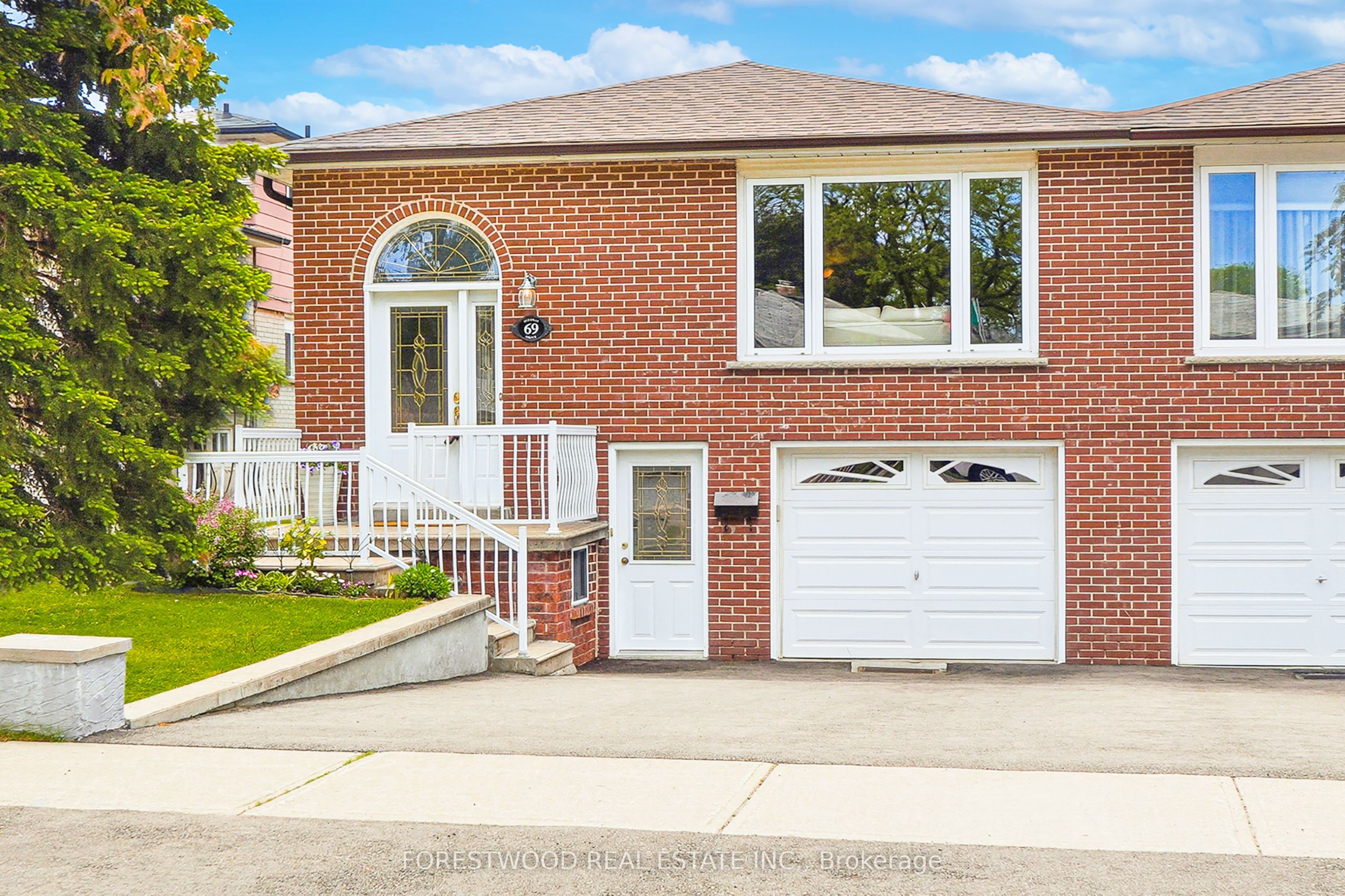 69 Surbray Grove, Mississauga, ON, L5B 2E2