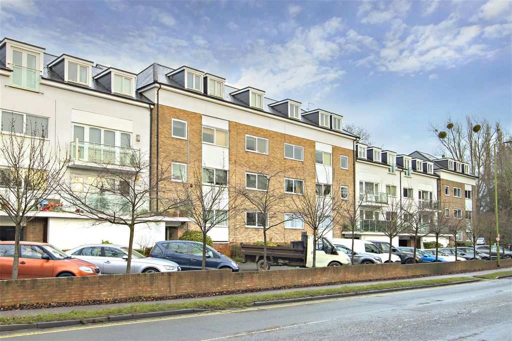 2 bed flat for saleBrook Court, Watling Street, Radlett, Hertfordshire WD7