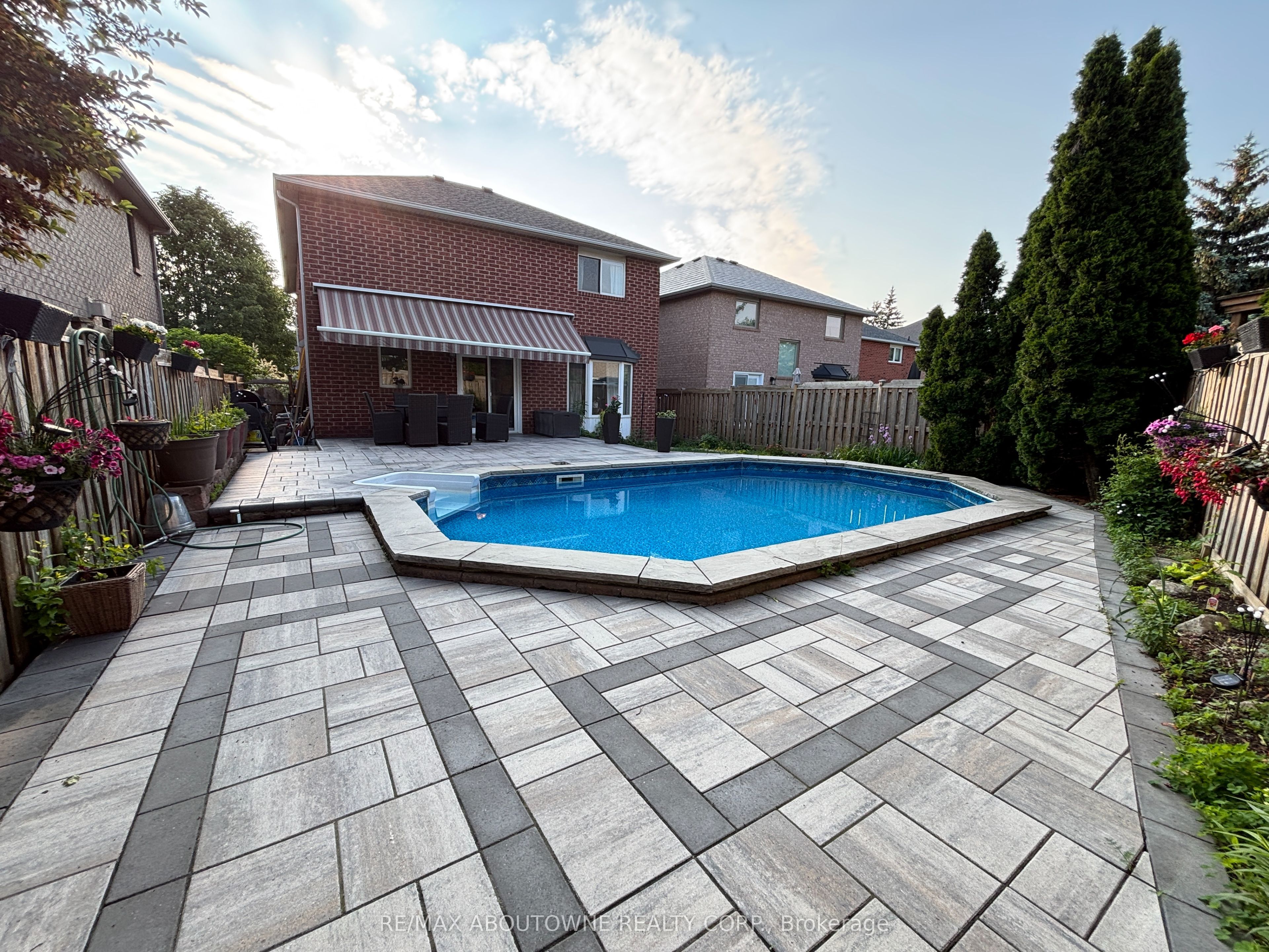2216 Norfolk Drive, Oakville, ON, L6H 6H4