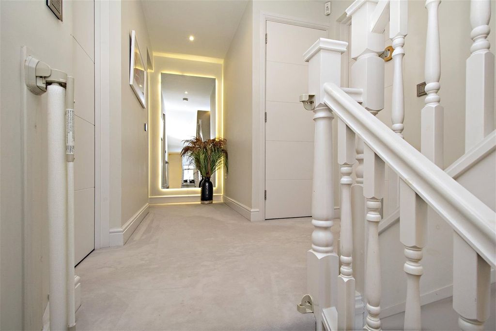 Additional image 12 of 6 bed detached house for saleSpencer Close, Radlett, Hertfordshire WD7