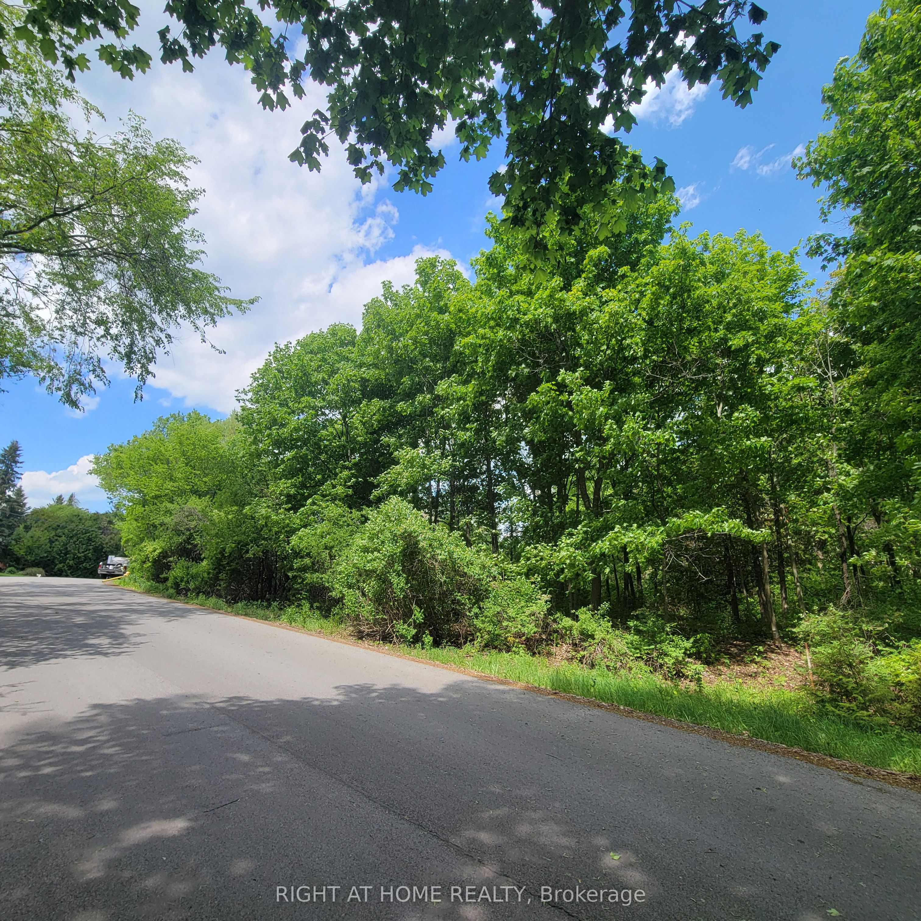 7 Beckenham Lane, Ottawa, ON, K1J 7J4