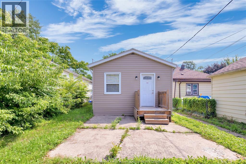 953 Henry Ford , Windsor, ON, N8Y2T3 photo 3