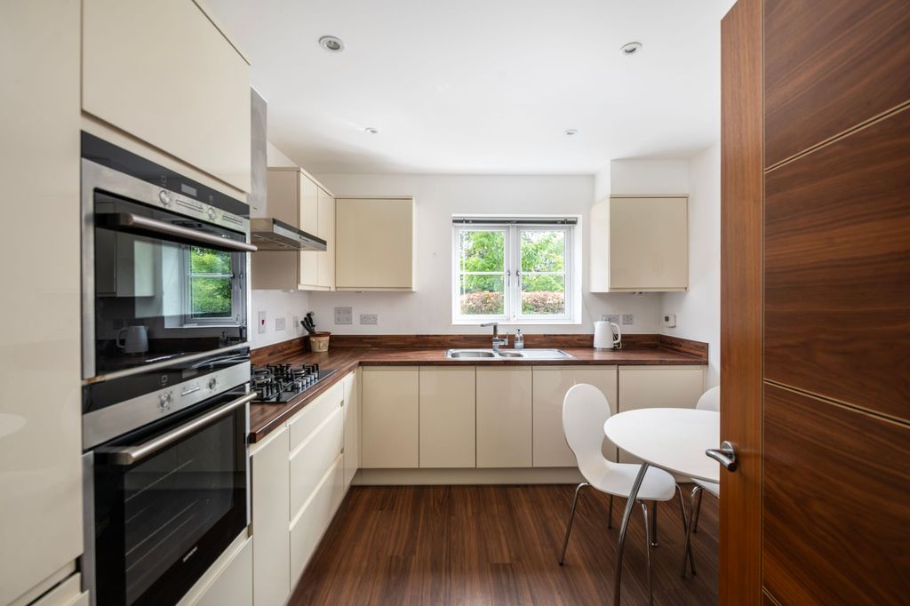 2 bed flat for saleDoods Road, Reigate RH2 photo 2