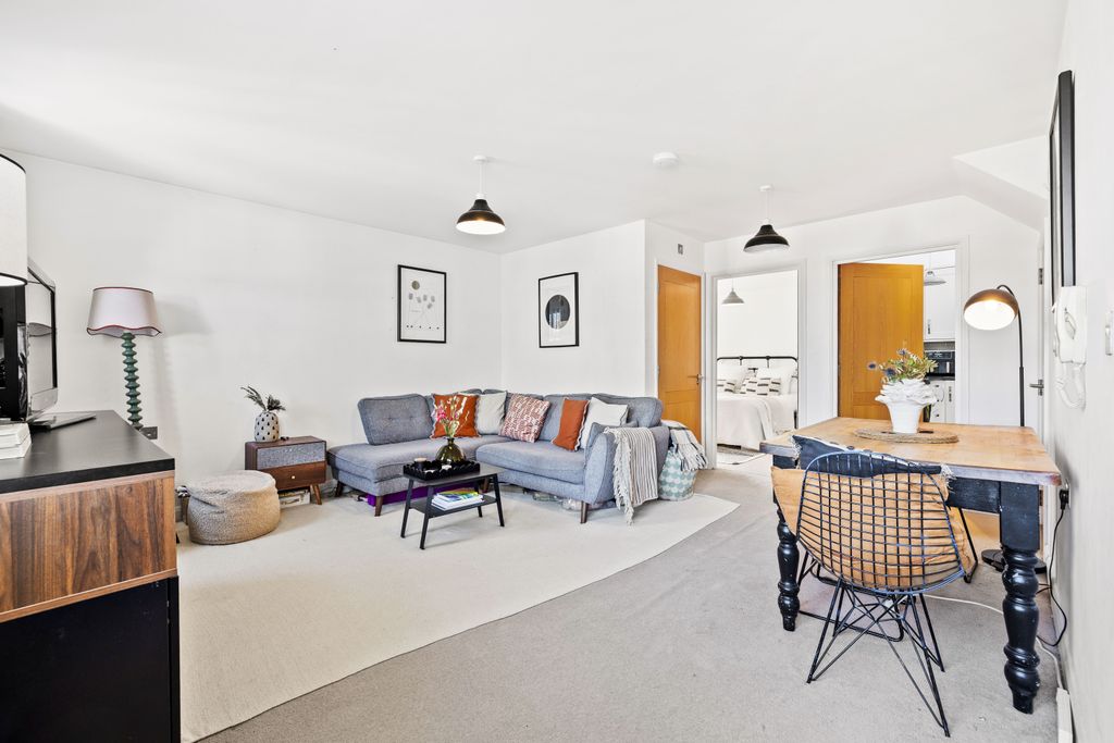 2 bed flat for saleRef: Sb - Glovers Road, Reigate RH2 photo 5