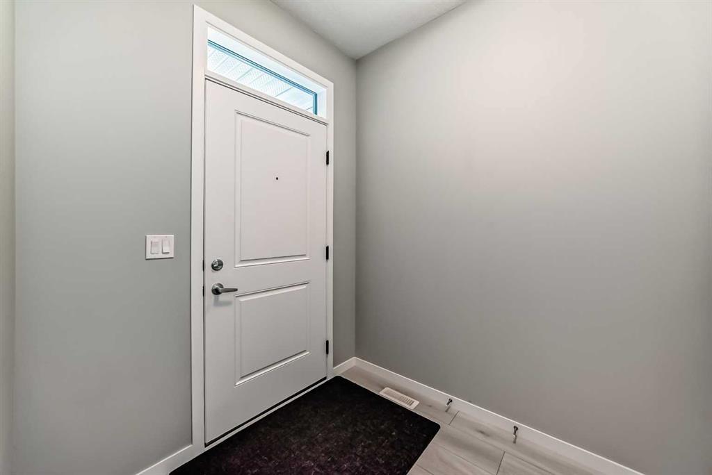984 Seton Circle SE, Calgary, AB, T3M 2V2 photo 4