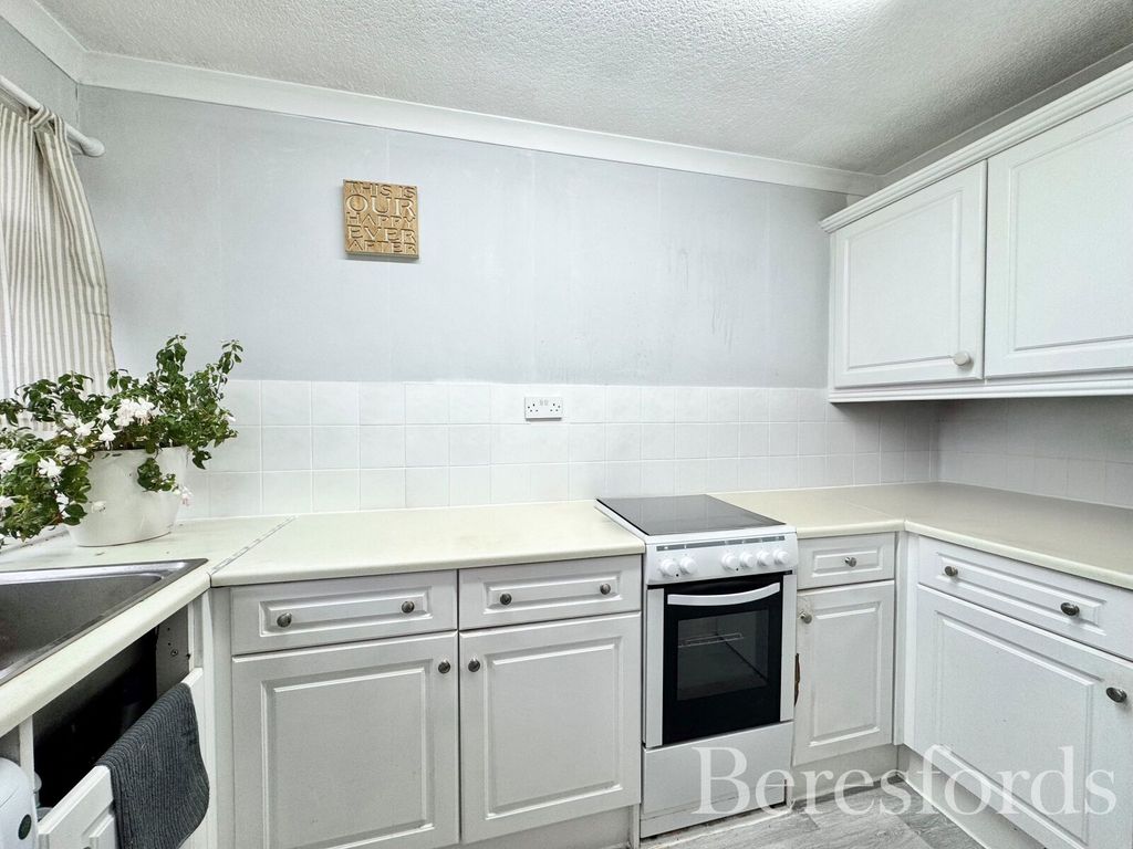 2 bed flat for saleBriscoe Road, Rainham RM13 photo 3