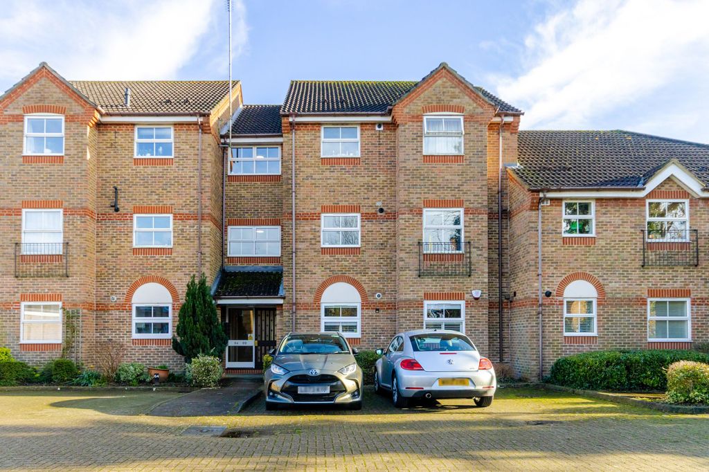 2 bed flat for saleSalters Close, Rickmansworth WD3
