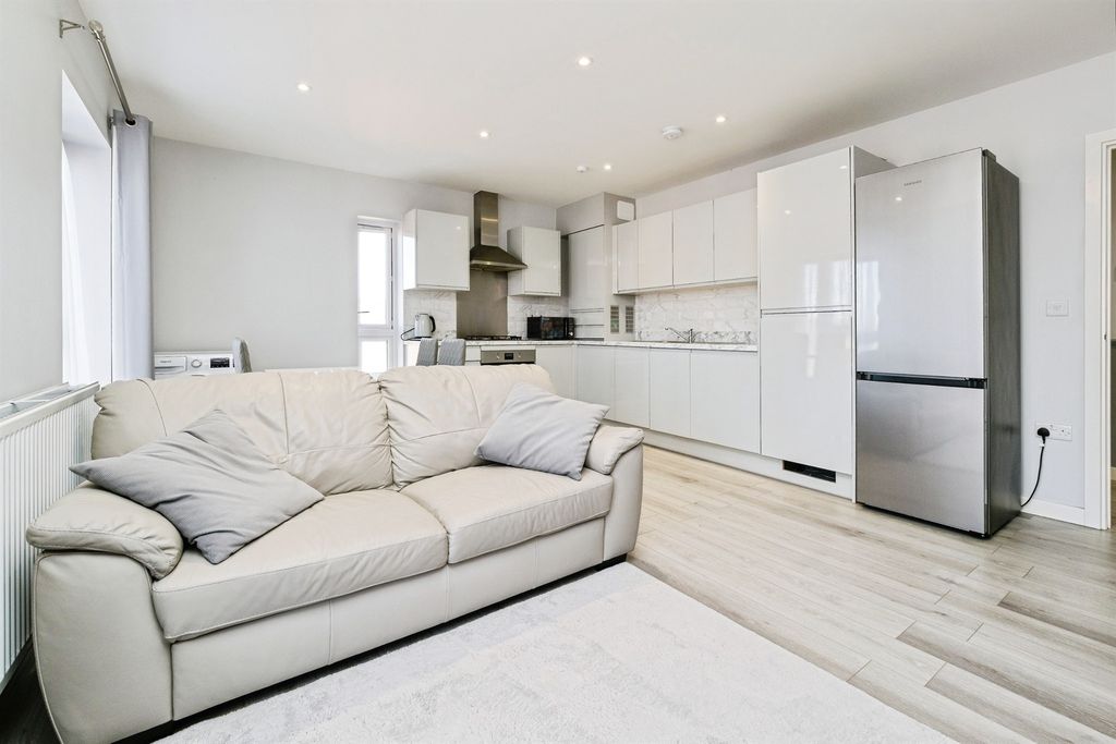 2 bed flat for saleHeriot Road, Rainham RM13 photo 3